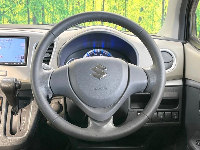 インテリアに合わせたデザインのステアリングは、運転される方のことも考え、運転しやすい形状、大きさです。是非一度、実際に触ってお確かめください。