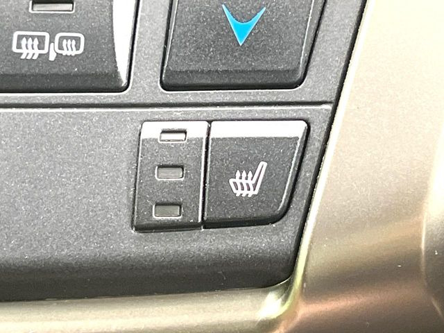 【シートヒーター】寒い日に重宝するシートヒーター!エアコンより早く温まってくれるので寒がりの人も安心ですね♪エアコンの温風は乾燥するから苦手、という方にもをおすすめです。