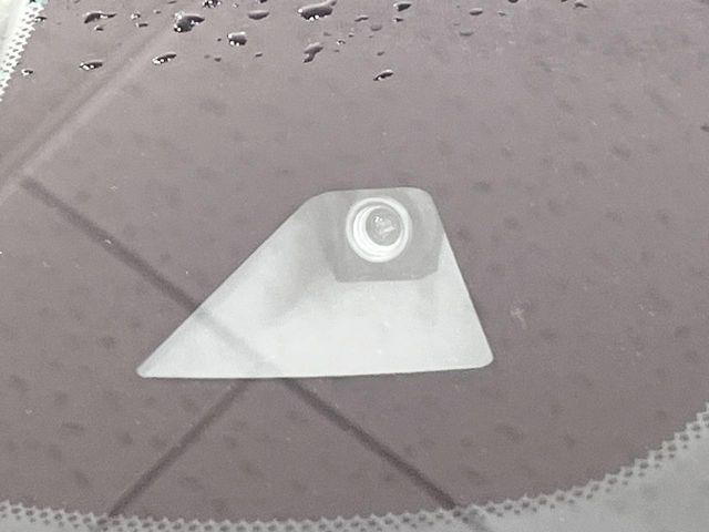 【エマージェンシーブレーキ】走行中に前方の車両等を認識し、衝突しそうな時は警報とブレーキで衝突回避と被害軽減をアシスト。より安全にドライブをお楽しみいただけます。