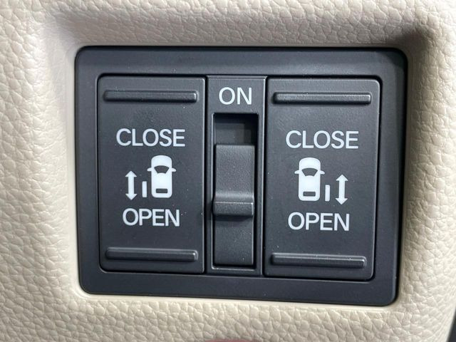 【両側パワースライドドア】スマートキーや運転席のスイッチで後席両側スライドドアの開閉が可能♪電動だから力を入れてドアを開ける必要が無く、小さなお子様でも簡単に開け閉めでき快適です♪