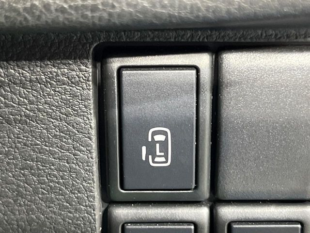 【パワースライドドア】スマートキーや運転席のスイッチでスライドドアの開閉が可能♪電動だから力を入れてドアを開ける必要が無く、小さいお子様でも、重い荷物を持っている時もラクに開け閉めできます♪