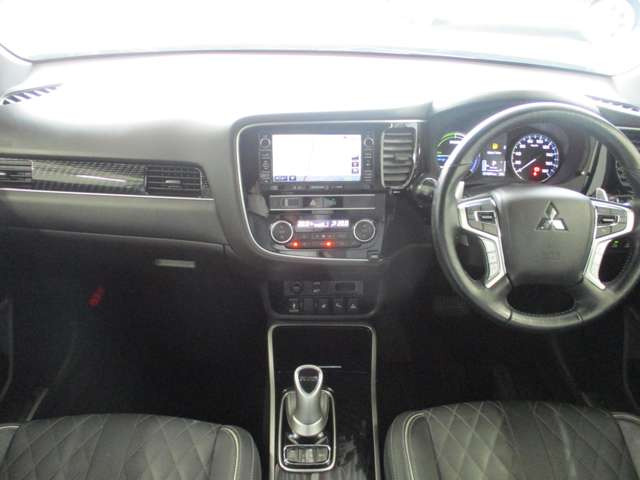 アウトランダーPHEV2.4 G プレミアムパッケージ 4WD