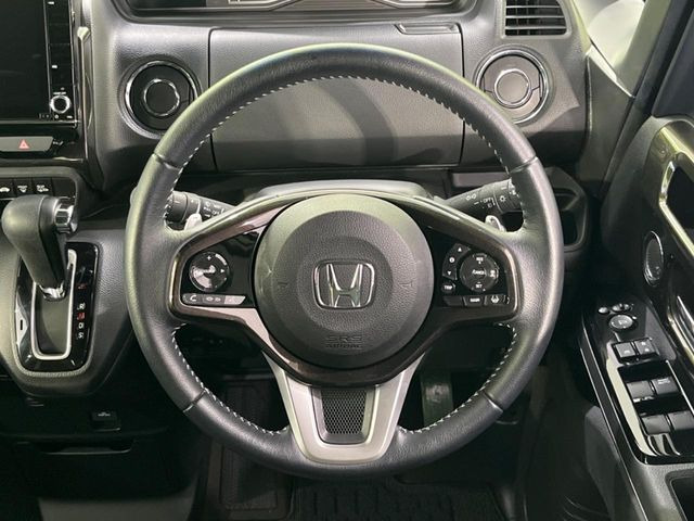 インテリアに合わせたデザインのステアリングは、運転される方のことも考え、運転しやすい形状、大きさです。是非一度、実際に触ってお確かめください。