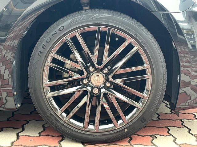 �y����18�C���`�A���~�z�C�[���z�O�ςɃ}�b�`���������A���~�z�C�[���𑕒����Ă���܂��B�e��ЊO�A���~�z�C�[����A�X�^�b�h���X�^�C�����戵�����Ă���܂��B���񂲑��k����������