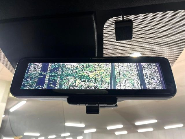 【インテリジェントルームミラー】後席の大きな荷物や同乗者で後方が確認しづらい時でも安心!カメラが撮影した車両後方の映像をルームミラー内に表示。クリアな視界で状況の確認が可能です!