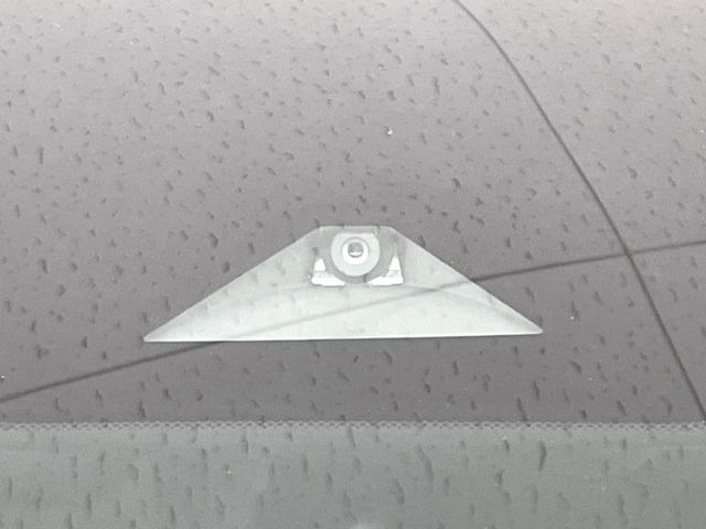 【エマージェンシーブレーキ】走行中に前方の車両等を認識し、衝突しそうな時は警報とブレーキで衝突回避と被害軽減をアシスト。より安全にドライブをお楽しみいただけます。