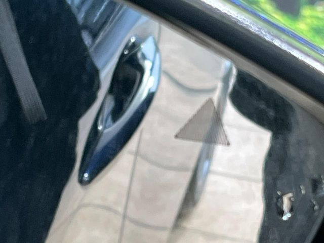 【ブラインドスポットモニタリング】走行中、ドアミラーの死角になりやすい箇所に後続車が接近するとサイドミラー付近に警告を表示、ドライバーに注意喚起をしてくれます。