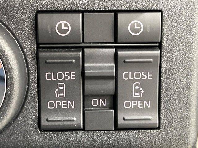 【両側パワースライドドア】スマートキーや運転席のスイッチで後席両側スライドドアの開閉が可能♪電動だから力を入れてドアを開ける必要が無く、小さなお子様でも簡単に開け閉めでき快適です♪
