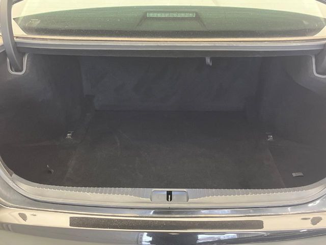 積み下ろしのしやすいデッキにはたっぷりと荷物を積み込んでいただけます。遊びから仕事まで、様々なシーンで頼れます♪