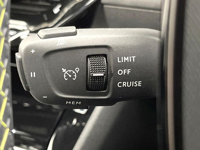 ●レーダークルーズコントロール:前の車との車間距離を一定にとりつつ、一定速度で自動走行してくれる次世代のクルーズコントロール!主に高速道路や自動車専用道路で使用する便利な機能です!