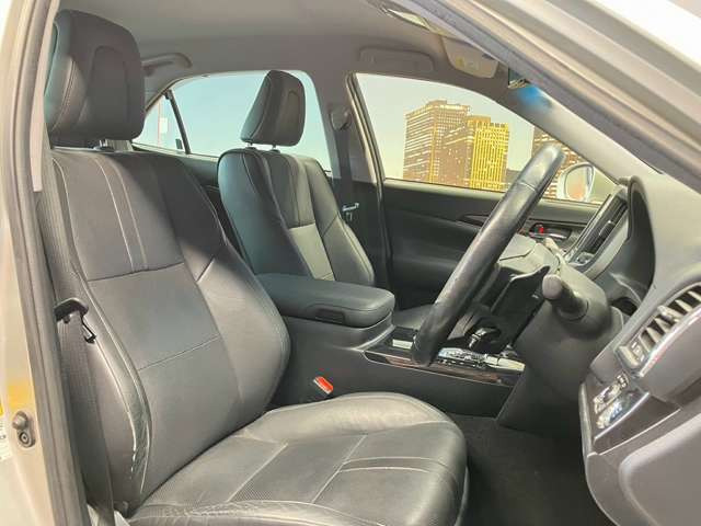 運転席も広々としており運転しやすい環境を実現しています☆室内クリーニングも実施済みです。