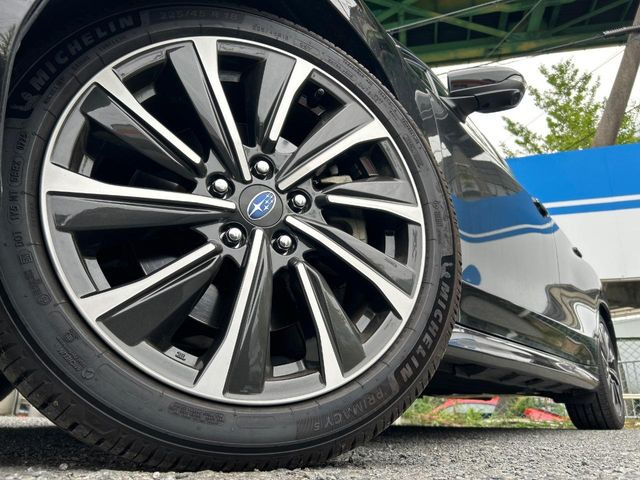 【純正18インチアルミホイール】外観にマッチした純正アルミホイールを装着しております。各種社外アルミホイールや、スタッドレスタイヤも取扱いしております。是非ご相談ください♪