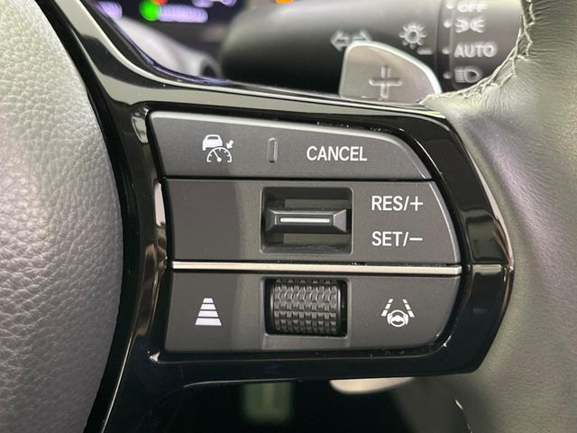 【アダプティブクルーズコントロール】高速道路での長距離走行が楽に!!自動で速度を保つクルーズコントロールが、衝突軽減システムと連携し、前方の車両を感知して車間を保つように速度調節してくれます!!