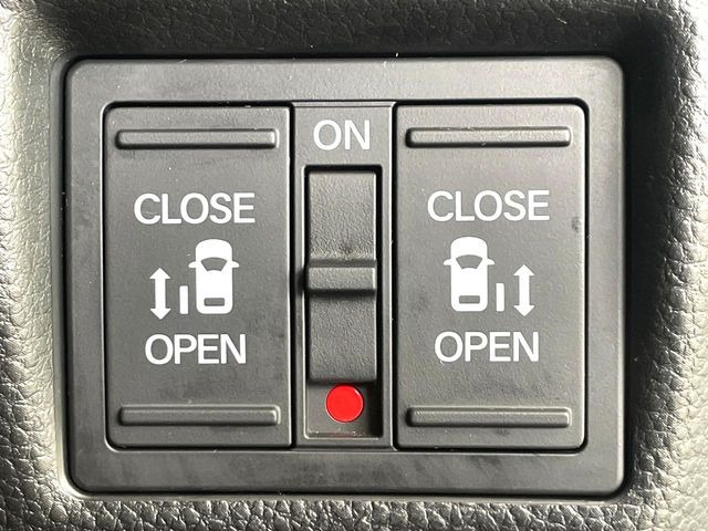 【両側パワースライドドア】スマートキーや運転席のスイッチで後席両側スライドドアの開閉が可能♪電動だから力を入れてドアを開ける必要が無く、小さなお子様でも簡単に開け閉めでき快適です♪