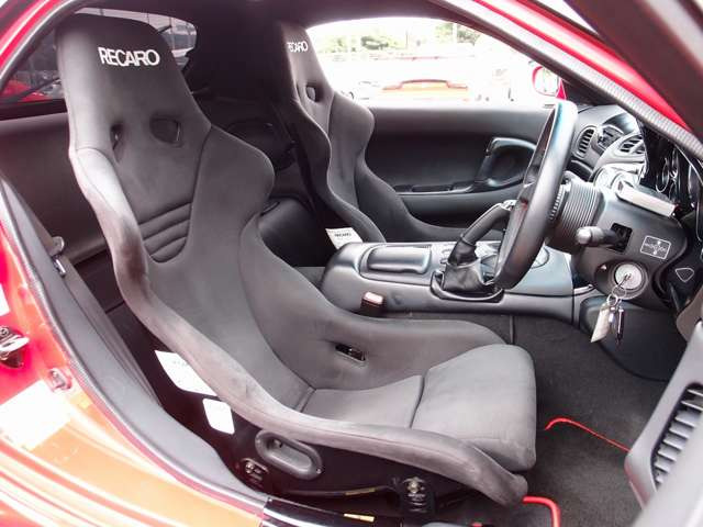 �^�]�ȁA����ȃV�[�g�͍��z���f����RECARO�t���o�P�b�g�V�[�g�Ɍ��������A�V�[�g��2�V�[�^�[�p�̌�ȃ��f���Ɍ����B�G���W���A�O���A�����A�{�f�B�⋭�ȂǑS�Ă�������Ɛ��삳�ꂽ�󏭉��l�̍������