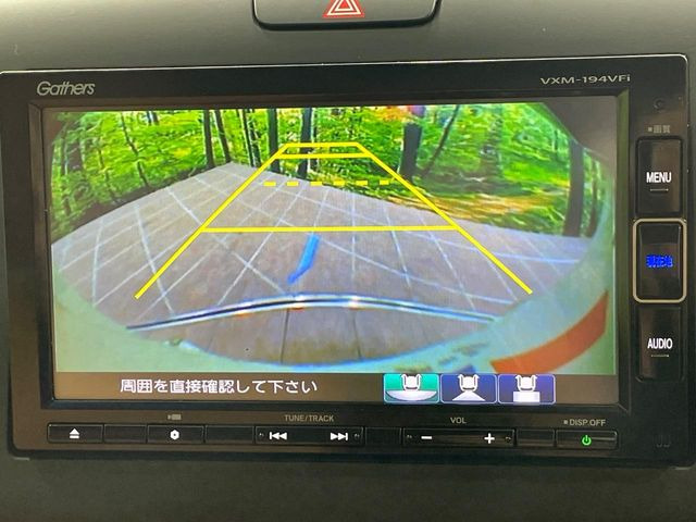 【バックカメラ】駐車時に後方がリアルタイム映像で確認できます。大型商業施設や立体駐車場での駐車時や、夜間のバック時に大活躍!運転スキルに関わらず、今や必須となった装備のひとつです!