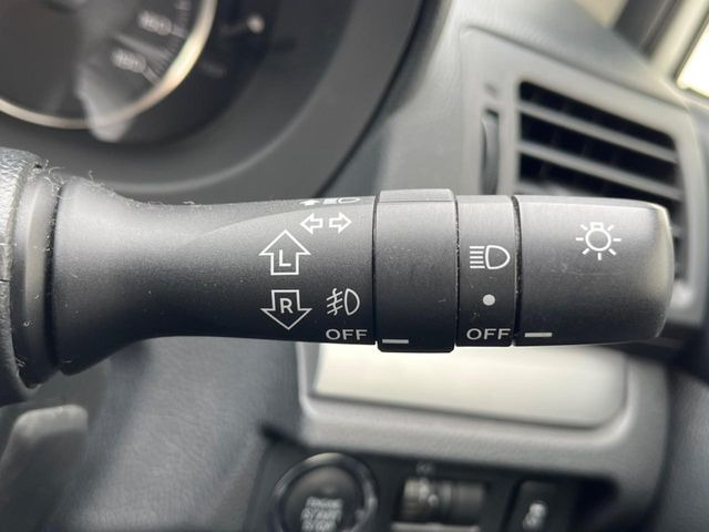 【オートライト】周りの明るさに応じて自動でヘッドライトの点灯・消灯ができる機能です!ライトの付け忘れ・消し忘れなどが無くなり、雨の日や夕方の走行も安心!トンネル通過時も便利ですね♪