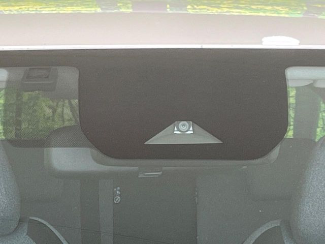 【エマージェンシーブレーキ】走行中に前方の車両等を認識し、衝突しそうな時は警報とブレーキで衝突回避と被害軽減をアシスト。より安全にドライブをお楽しみいただけます。