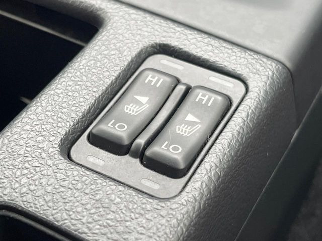 【シートヒーター】寒い日に重宝するシートヒーター!エアコンより早く温まってくれるので寒がりの人も安心ですね♪エアコンの温風は乾燥するから苦手、という方にもをおすすめです。