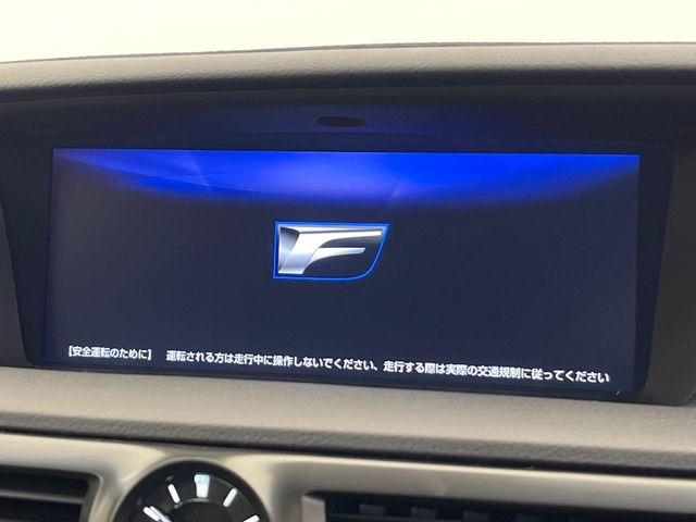 【メーカー純正ナビ】インテリアに溶け込むスタイリッシュな「専用設計」メーカーナビを装備♪視認性や操作性など基本性能にも優れ、より上質なカーライフをお楽しみいただけます。