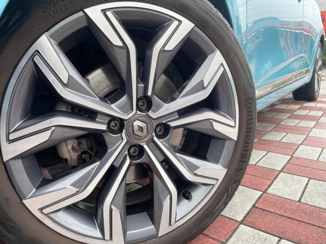 ●純正17インチアルミホイール:輸入車ならではの卓越した走りを支えるホイールと足回りです!日本車の走りに慣れている方にもぜひ体感して頂きたいほど、高いレベルでまとまっています!