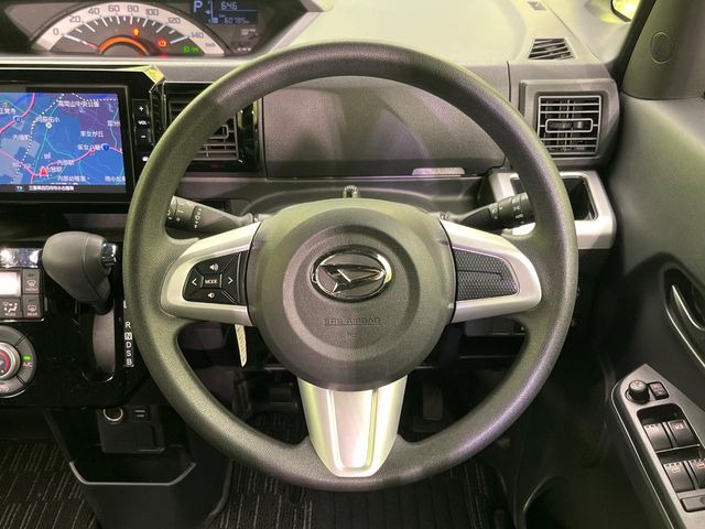 �C���e���A�ɍ��킹���f�U�C���̃X�e�A�����O�́A�^�]�������̂��Ƃ��l���A�^�]���₷���`��A�傫���ł��B�����x�A���ۂɐG���Ă��m���߂��������B