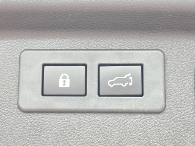 【パワーバックドア】スマートキーや運転席のボタンを押すだけでリアゲートが自動で開閉します!荷物を持っている時や、高い位置にあるバックドアを閉める際に便利な機能です♪