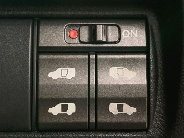 【両側パワースライドドア】スマートキーや運転席のスイッチで後席両側スライドドアの開閉が可能♪電動だから力を入れてドアを開ける必要が無く、小さなお子様でも簡単に開け閉めでき快適です♪