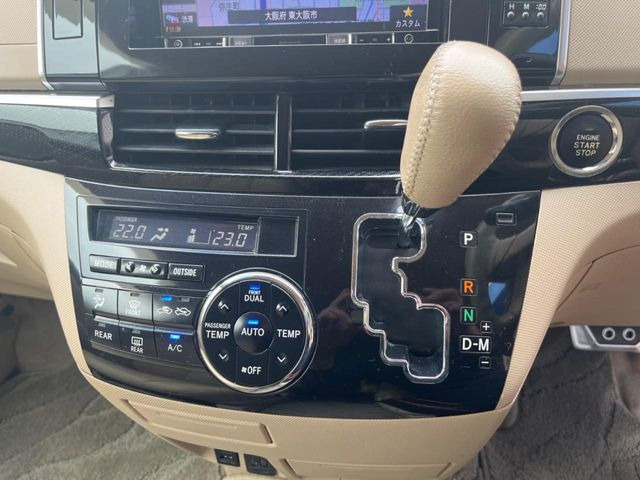 【左右独立型フルオートエアコン】運転席と助手席でそれぞれお好みの温度に設定可能。同乗者にも配慮した、快適な空調をお届け致します。