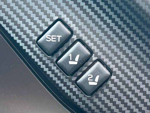 【メモリー機能付きパワーシート】ドライバーごとに設定したシート位置を記憶して、ボタン一つで切り替えできる便利な機能!運転する方が複数名いらっしゃるご家庭におすすめです♪