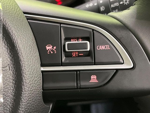 【アダプティブクルーズコントロール】高速道路での長距離走行が楽に!!自動で速度を保つクルーズコントロールが、衝突軽減システムと連携し、前方の車両を感知して車間を保つように速度調節してくれます!!