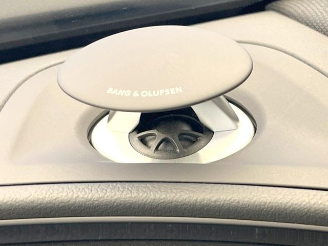 ��Bang&Olufsen�T�E���h�V�X�e��:�����C���e���A���������̃v���~�A���T�E���h�V�X�e���𑕔����Ă���A���i�����Տꊴ�̂��鉹�y���ԓ��ł��y���݂��������܂��B