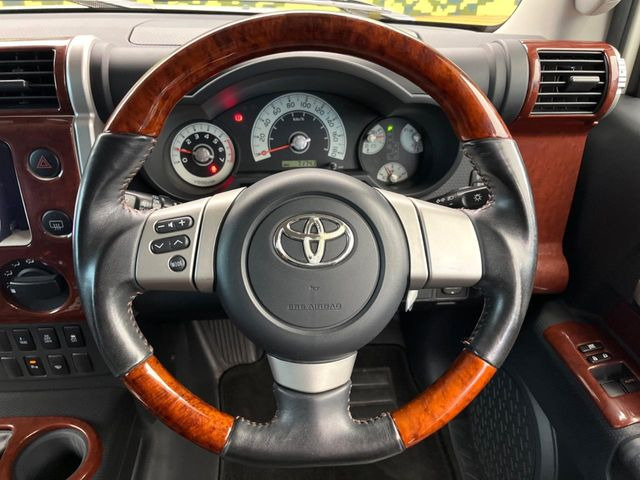 �C���e���A�ɍ��킹���f�U�C���̃X�e�A�����O�́A�^�]�������̂��Ƃ��l���A�^�]���₷���`��A�傫���ł��B�����x�A���ۂɐG���Ă��m���߂��������B