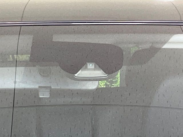 【エマージェンシーブレーキ】走行中に前方の車両等を認識し、衝突しそうな時は警報とブレーキで衝突回避と被害軽減をアシスト。より安全にドライブをお楽しみいただけます。