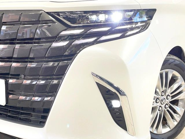 【三眼LEDヘッドライト】スタイリッシュな見た目の三眼LEDヘッドライトを装備♪スタイルだけでなく、夜間の走行も視界良好で安心してお乗りいただけます。