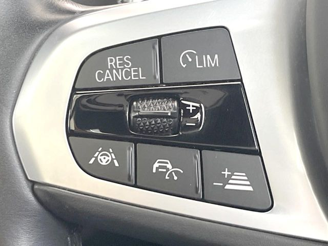 ●アクティブクルーズコントロール:前の車との車間距離を一定にとりつつ、一定速度で自動走行してくれる次世代のクルーズコントロール!主に高速道路や自動車専用道路で使用する便利な機能です!