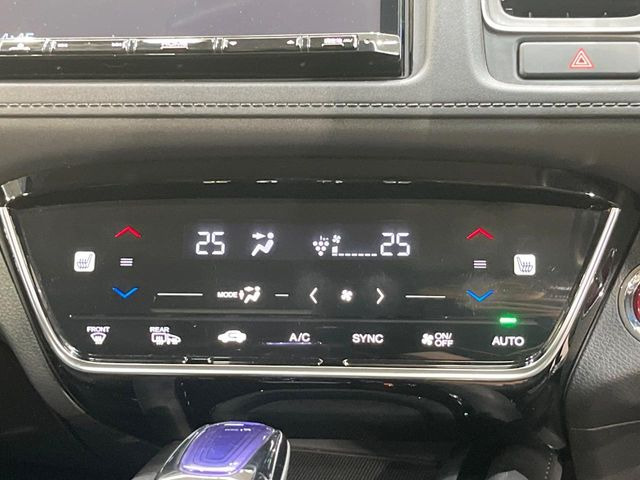 【オートエアコン】一度お好みの温度に設定すれば、車内の温度を検知し風量や温度を自動で調整。暑い&hellip;寒い&hellip;と何度もスイッチ操作をする必要はありません。快適な車内空間には必須の機能ですね♪