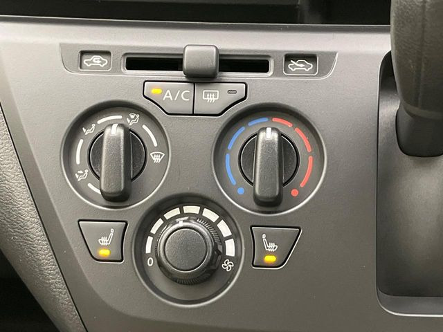 【シートヒーター】寒い日に重宝するシートヒーター!エアコンより早く温まってくれるので寒がりの人も安心ですね♪エアコンの温風は乾燥するから苦手、という方にもをおすすめです。
