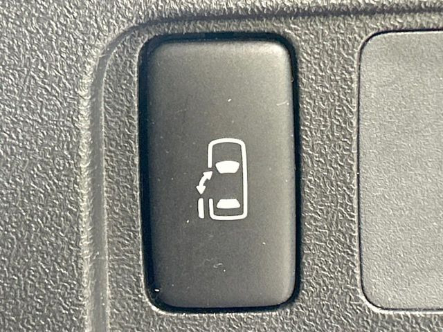 【パワースライドドア】スマートキーや運転席のスイッチでスライドドアの開閉が可能♪電動だから力を入れてドアを開ける必要が無く、小さいお子様でも、重い荷物を持っている時もラクに開け閉めできます♪