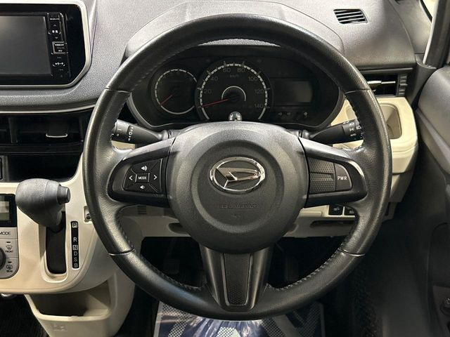 インテリアに合わせたデザインのステアリングは、運転される方のことも考え、運転しやすい形状、大きさです。是非一度、実際に触ってお確かめください。