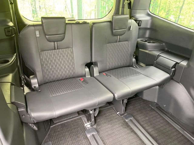 3列目シートはもちろん状態良好☆大人でもゆったりと座って頂けますので、大人数でのお出かけもラクラクです♪ご家族で、気の知れた仲間で、ドライブに行くのが楽しみですね♪
