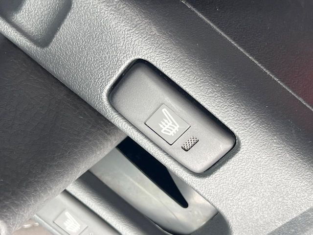 【シートヒーター】寒い日に重宝するシートヒーター!エアコンより早く温まってくれるので寒がりの人も安心ですね♪エアコンの温風は乾燥するから苦手、という方にもをおすすめです。