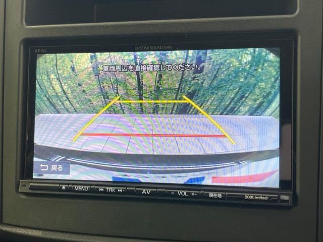 【バックカメラ】駐車時に後方がリアルタイム映像で確認できます。大型商業施設や立体駐車場での駐車時や、夜間のバック時に大活躍!運転スキルに関わらず、今や必須となった装備のひとつです!