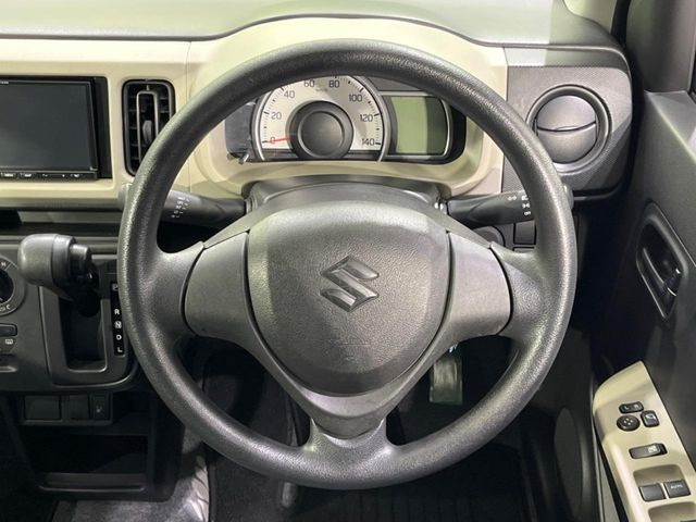 インテリアに合わせたデザインのステアリングは、運転される方のことも考え、運転しやすい形状、大きさです。是非一度、実際に触ってお確かめください。