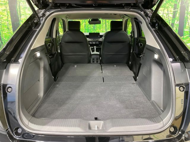 普段のお買い物や通勤、送迎等に十分な荷室スペースを確保しております。セカンドシートを倒すと、大きな荷物の積載も可能です♪