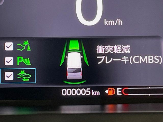 【ホンダセンシング】走行中に前方の車両等を認識し、衝突しそうな時は警報とブレーキで衝突回避と被害軽減をアシスト。より安全にドライブをお楽しみいただけます。