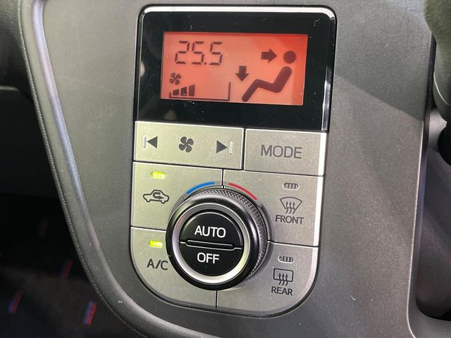【オートエアコン】一度お好みの温度に設定すれば、車内の温度を検知し風量や温度を自動で調整。暑い&hellip;寒い&hellip;と何度もスイッチ操作をする必要はありません。快適な車内空間には必須の機能ですね♪
