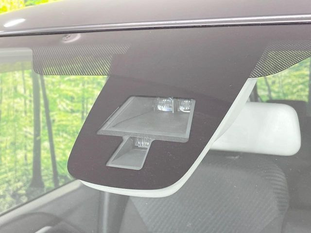 【レーダーブレーキサポート】走行中に前方の車両等を認識し、衝突しそうな時は警報とブレーキで衝突回避と被害軽減をアシスト。より安全にドライブをお楽しみいただけます。