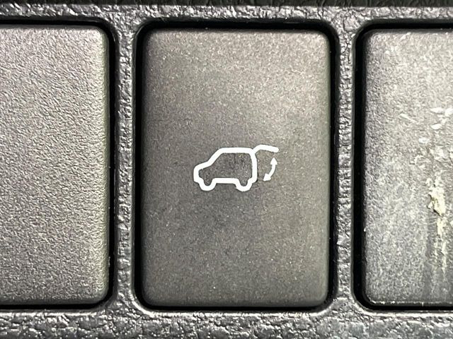 【パワーバックドア】スマートキーや運転席のボタンを押すだけでリアゲートが自動で開閉します!荷物を持っている時や、高い位置にあるバックドアを閉める際に便利な機能です♪