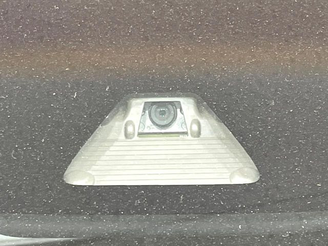 【スマートアシスト】走行中に前方の車両等を認識し、衝突しそうな時は警報とブレーキで衝突回避と被害軽減をアシスト。より安全にドライブをお楽しみいただけます。